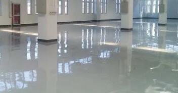 蘇州環(huán)氧地坪廠家，如何理解水泥基自流平砂漿?水泥基自流平地面是超平地面嗎？