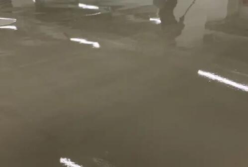 蘇州環(huán)氧地坪廠(chǎng)家分析水泥自流平的特點(diǎn)特點(diǎn)，水泥自流平地面哪家好?