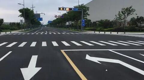蘇州停車位劃線廠家解讀，道路交通標(biāo)志牌通常布置在什么區(qū)域？