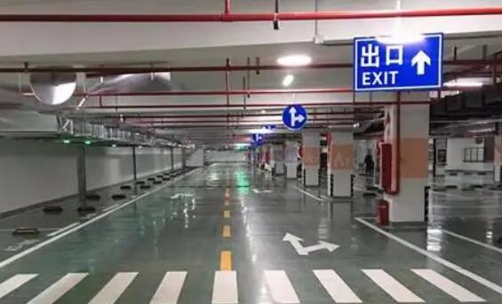 地下車庫(kù)消防劃線出口，保障安全的生命通道